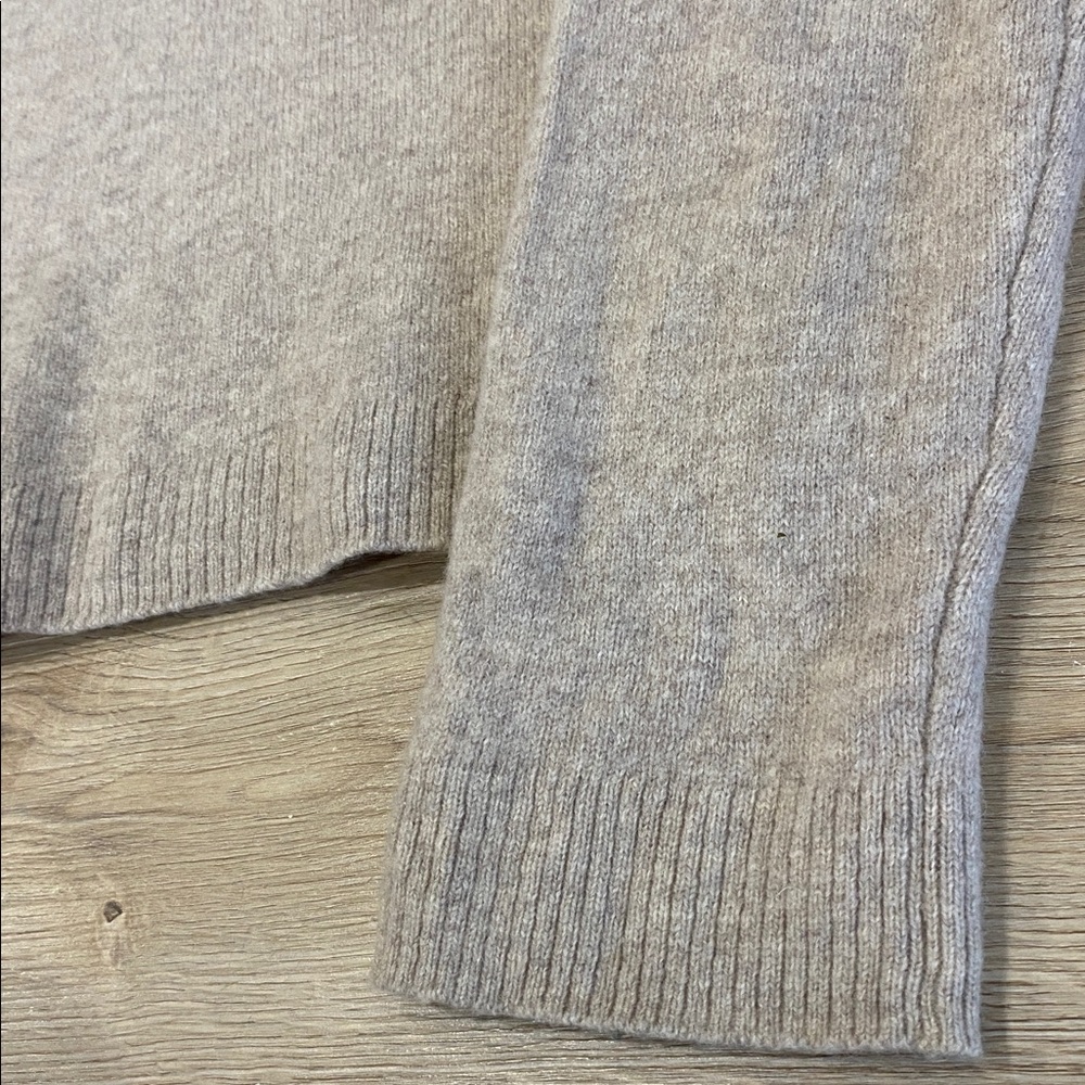 Weekday Reese Beige V-Neck Cropped Sweater Minimalist Knit - Picture 6 of 10